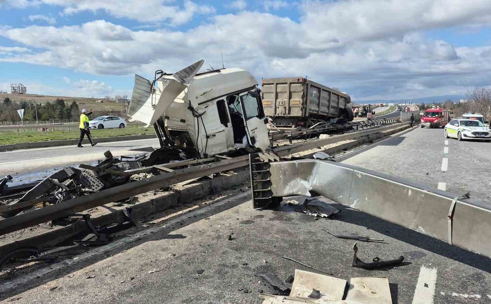 Yönlendirme tabelasına çarpan tırın ön kabini koptu: 1 yaralı