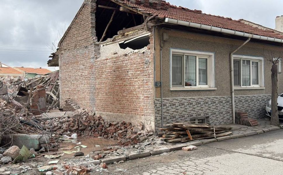 Yeşiltepe  Mahallesi’nde  Yol  İstimlak  Çalışmalarında  Tepki Çeken  Yıkım !