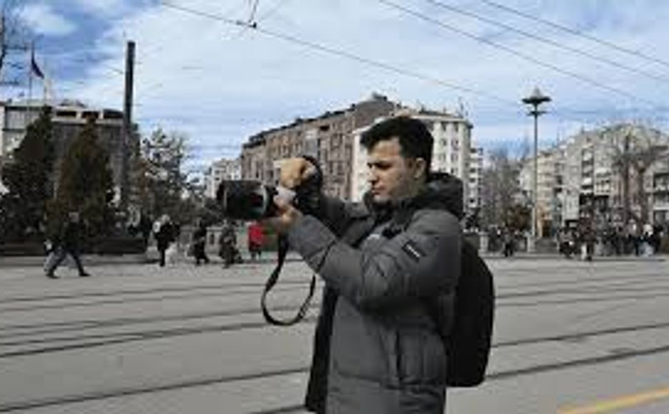 Fotoğrafını çekmek istediği şahıs silah çekti, korku dolu anlar kameraya yansıdı