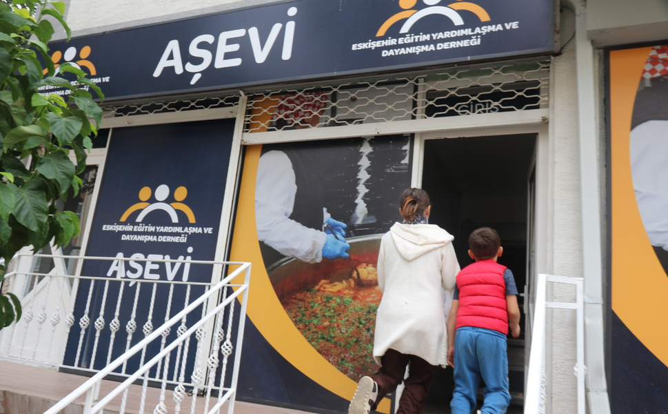 Hatipoğlu, Her gün 600 Kişiye Sıcak Yemek Dağıtılıyor