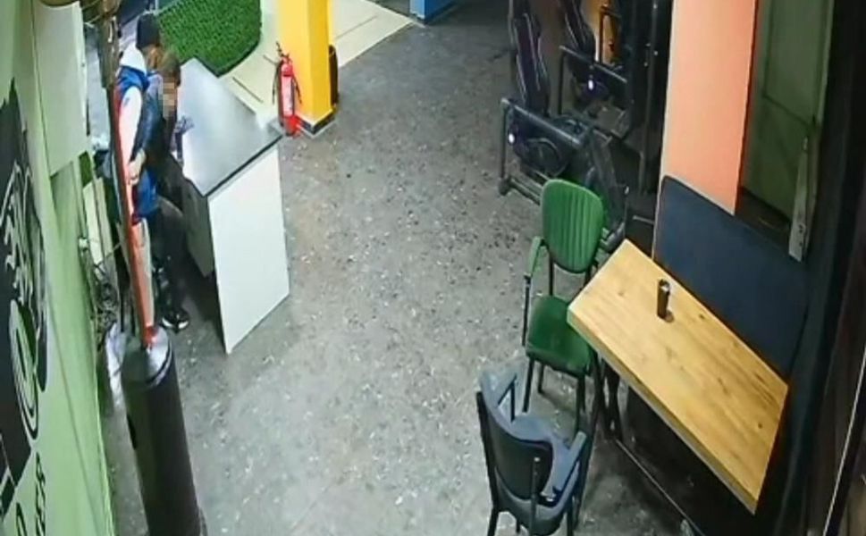 17 yaşındaki çocuğun bıçaklandığı anlar güvenlik kamerasında