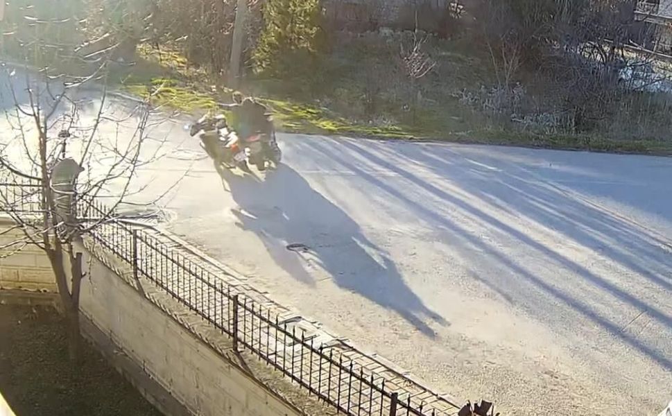 Görenleri düşündüren motosiklet kazası güvenlik kamerasında