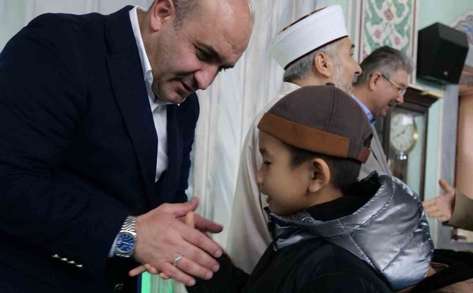 AK Parti İl Başkanı Gürhan Albayrak, Reşadiye Camii'nde vatandaşlarla bayramlaştı