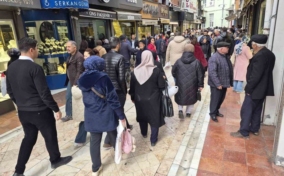 Altın fiyatları düşünce vatandaşlar kuyumculara akın etti
