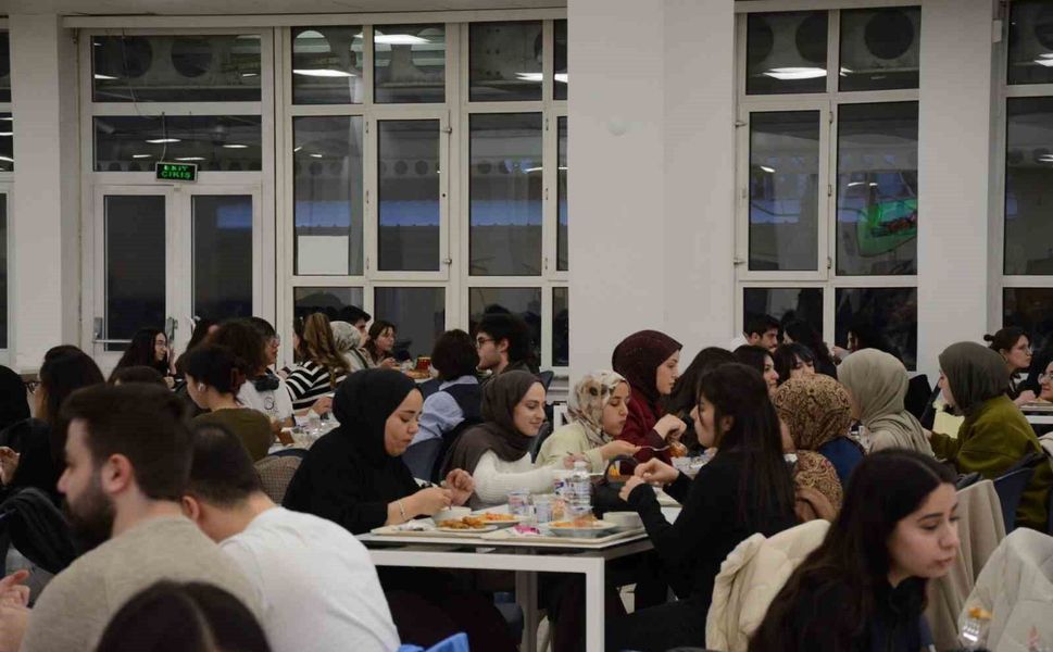 Anadolu Üniversitesi öğrencileri Kadir Gecesi'nde iftar sofrasında buluştu