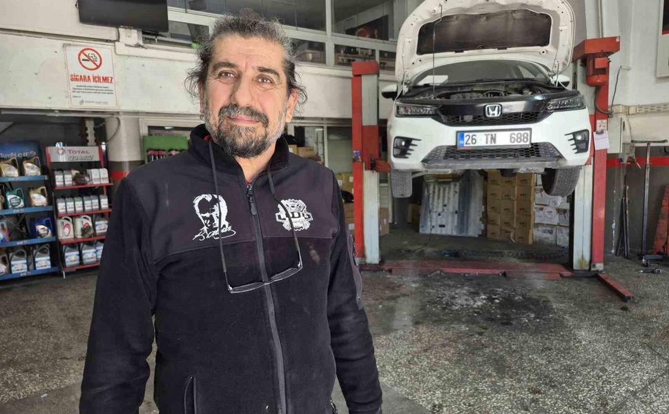 Araç içerisinde sıkışan yavru kediyi tamirhanede çırak sahiplendi