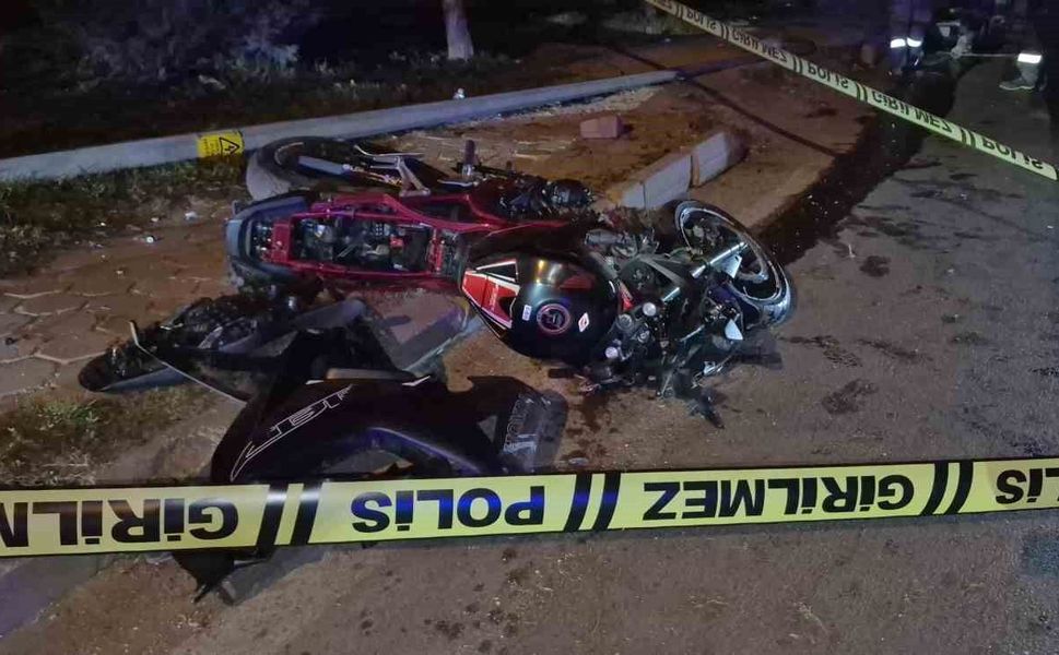 Aydınlatma direğine çarpan motosiklet sürücüsü hayatını kaybetti