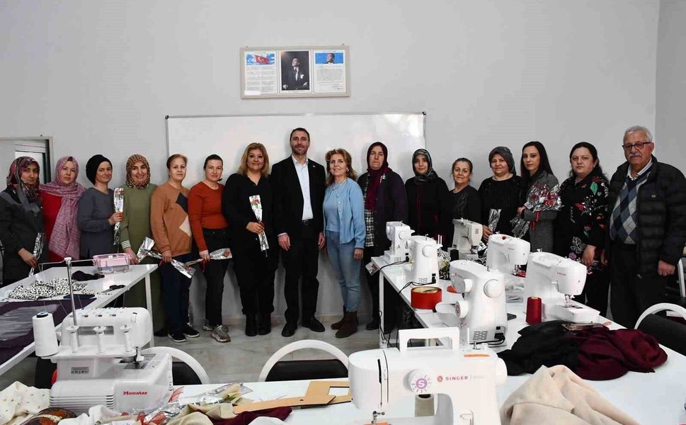 Beylikova'da kadınlar için bin çiçek dağıtıldı