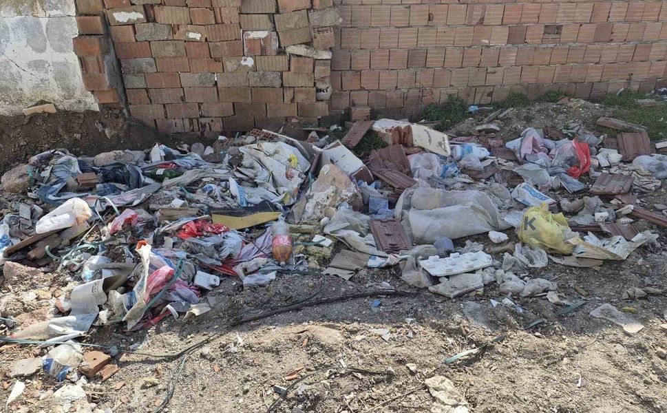 Çevre kirliliğine neden olan moloz yığınları çirkin görüntü oluşturuyor