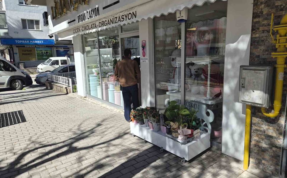 Çiçek hırsızlığına esnaftan 'ince' sitem: 'İsteseydi hediye ederdik'