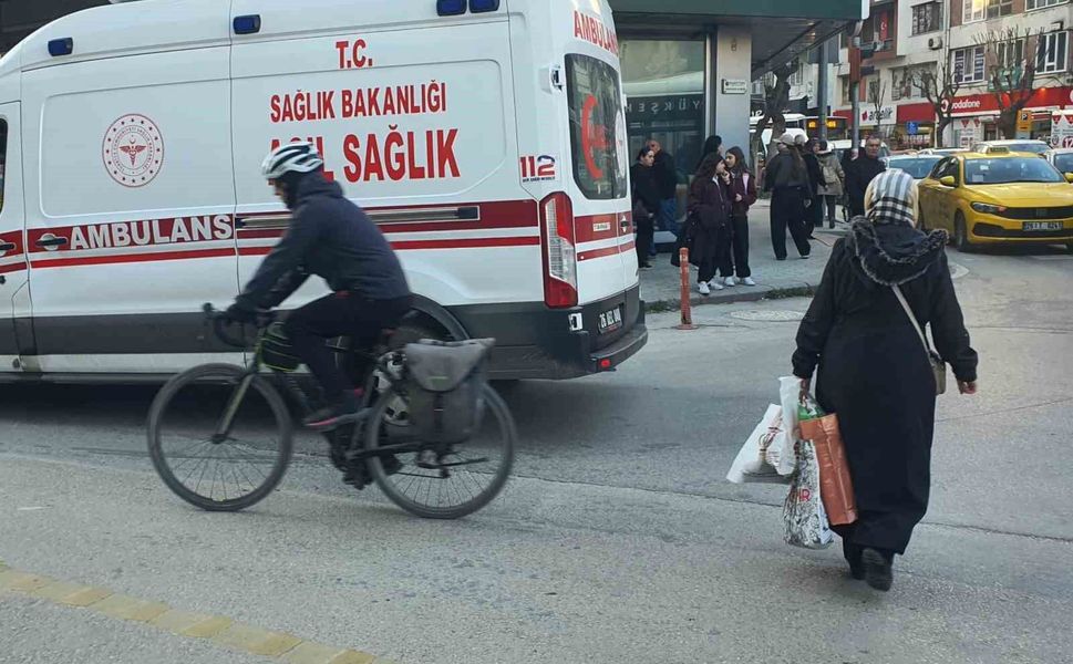 Elektrikli bisiklet, servis aracıyla çarpıştı: 1 yaralı