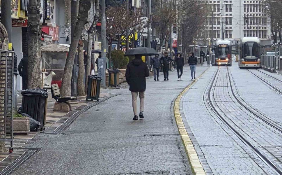 Eskişehir güne yağmurla başladı