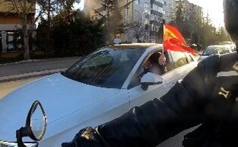 Eskişehir sokaklarında İspanya ve Türk bayrakları ile dolaşan sürücü