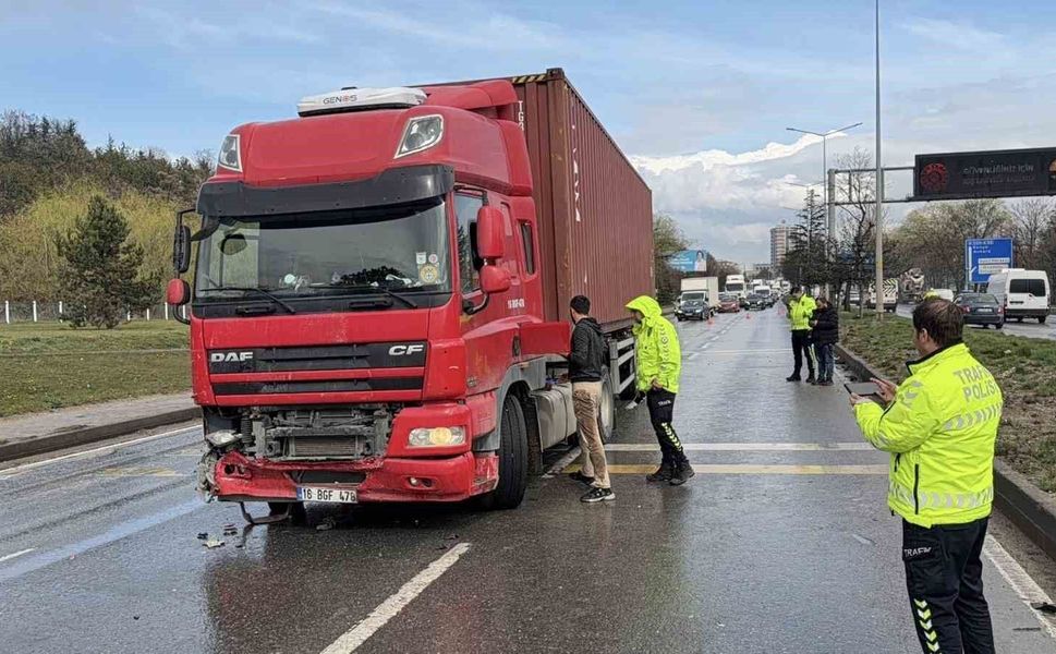 Eskişehir'de 4 aracın karıştığı zincirleme kazada 1 kişi yaralandı