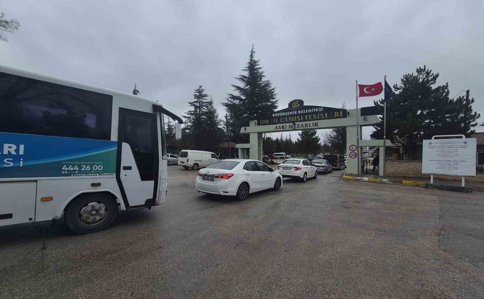 Eskişehir'de Arefe gününde Asri Mezarlık'ta yoğunluk yaşandı