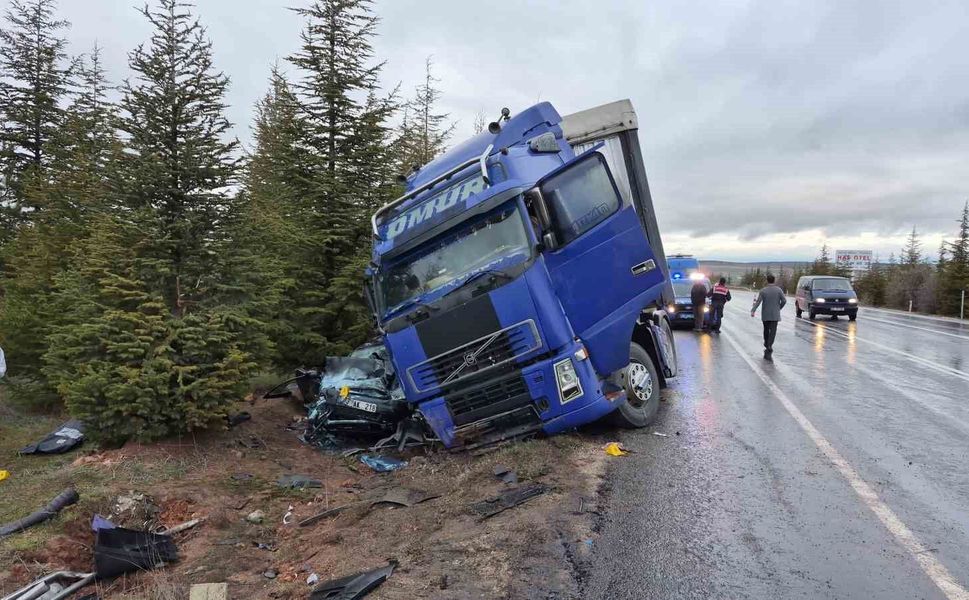 Eskişehir'de kontrolden çıkan tır otomobili altına aldı: 1 ölü, 1'i ağır 2 yaralı