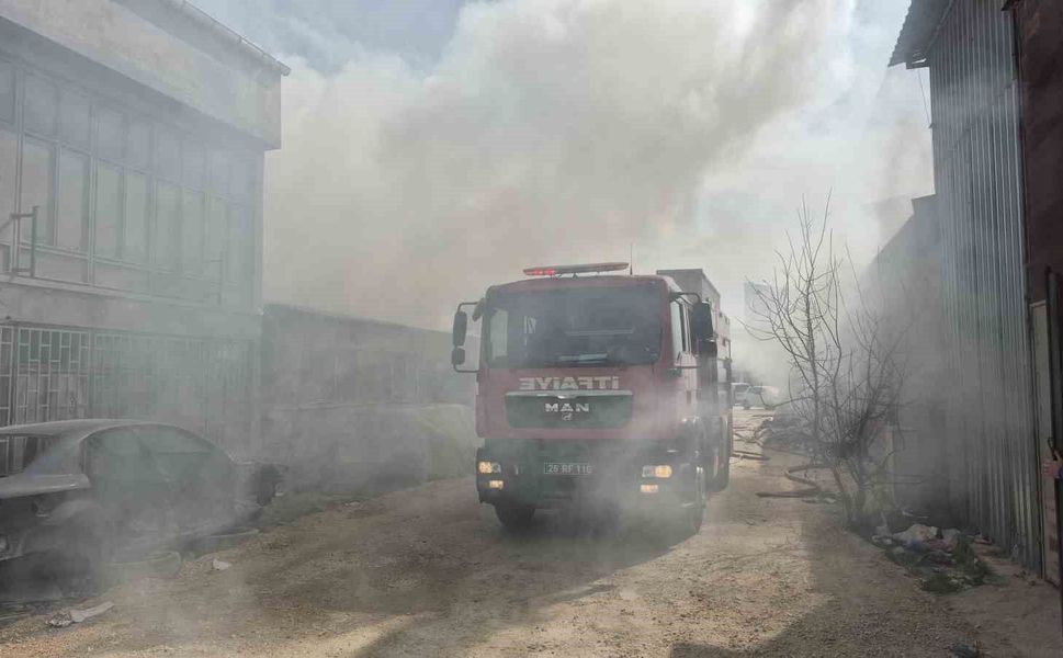 Eskişehir'de mobilya deposunda yangın