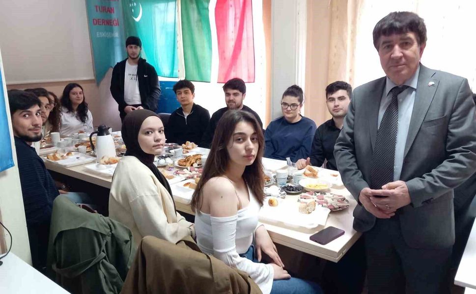 Eskişehir'de okuyan Türk dünyası öğrencileri kahvaltıda buluştu