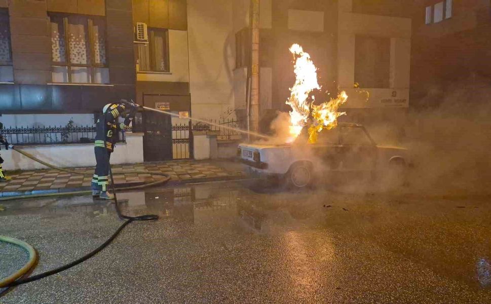 Eskişehir'de park halindeki LPG'li araç küle döndü