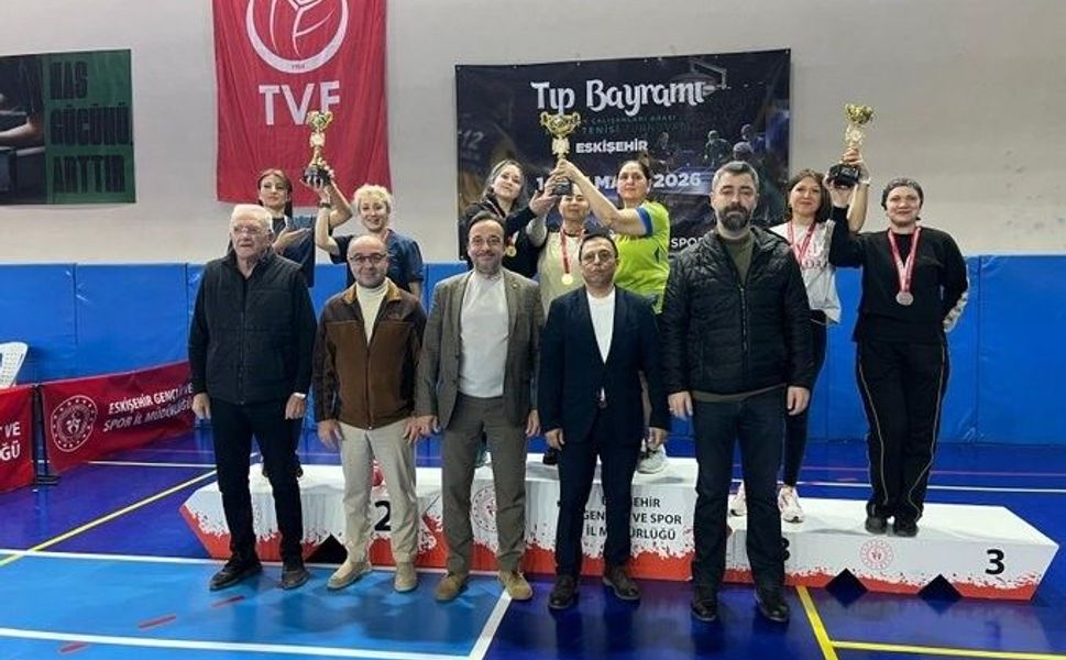 Eskişehir'de sağlık çalışanlarının masa tenisi heyecanı