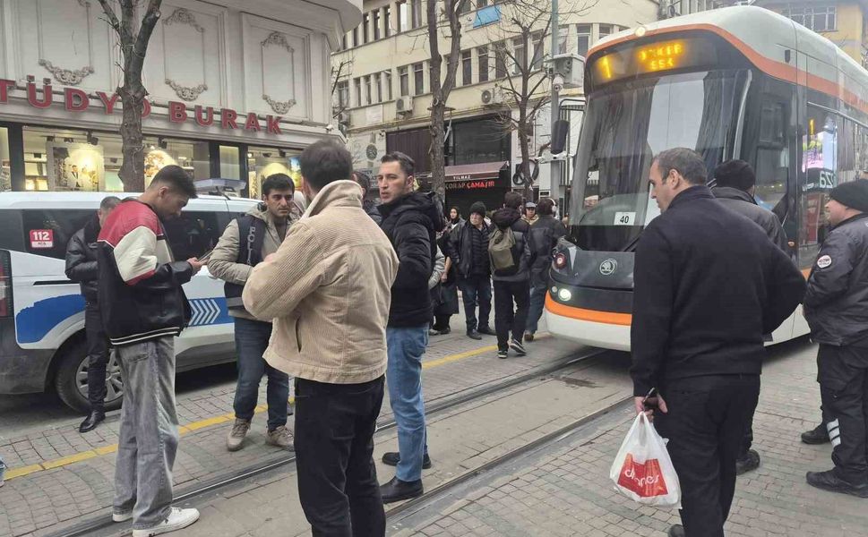 Eskişehir'de tramvayın çarptığı yaşlı adam yaralandı