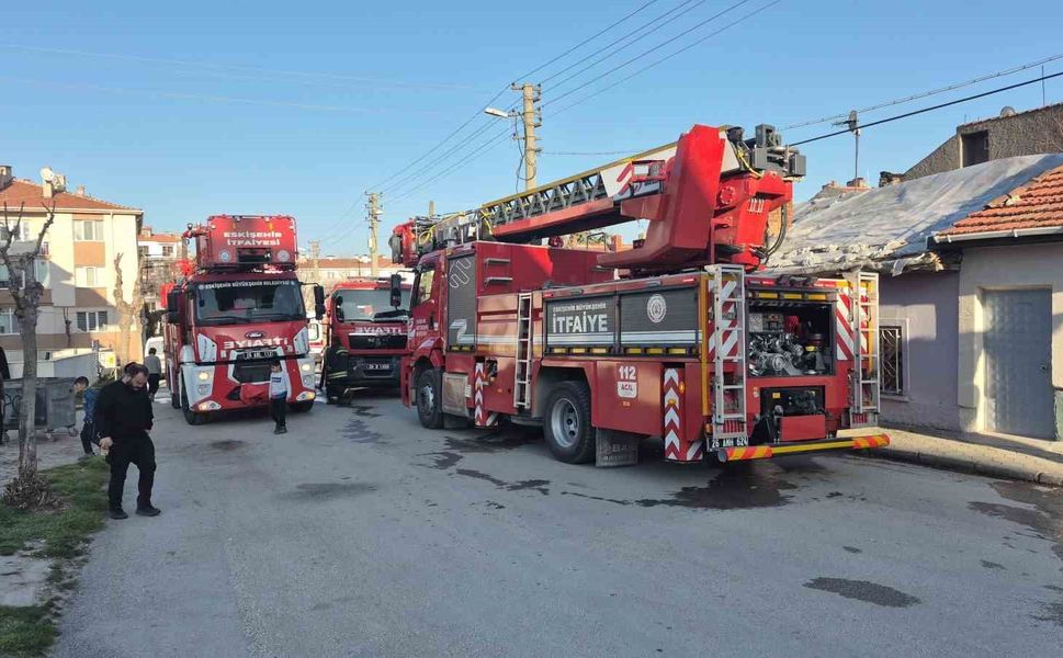Eskişehir'de yangın paniği: Mahalleli sokağa döküldü