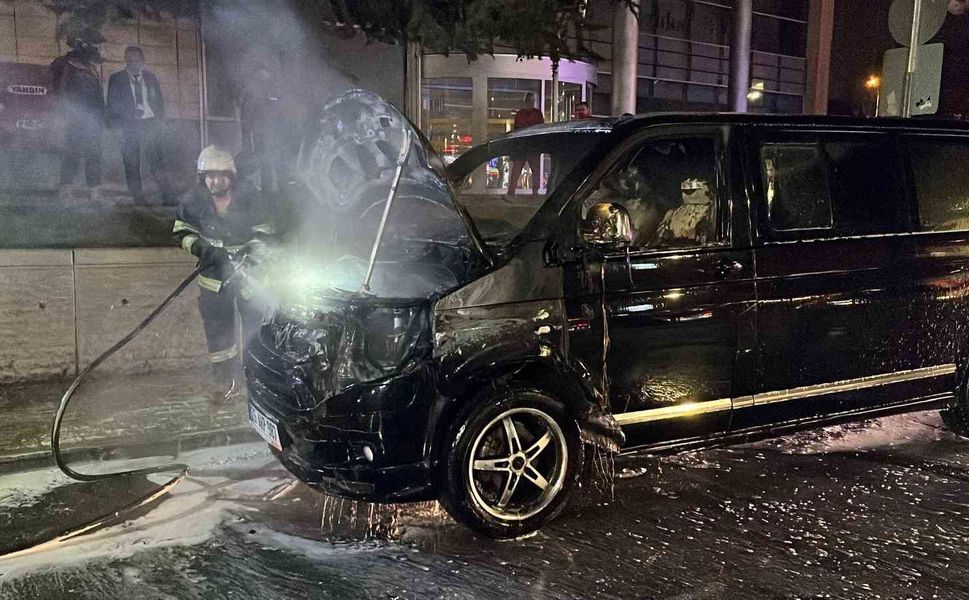Eskişehir'in merkezinde yanan minibüs, paniğe neden oldu