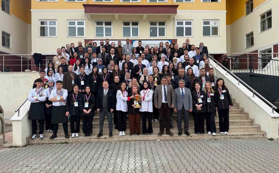 Eskişehirli genç şefler mutfakta devleşti: Kırşehir'den madalyalarla döndüler