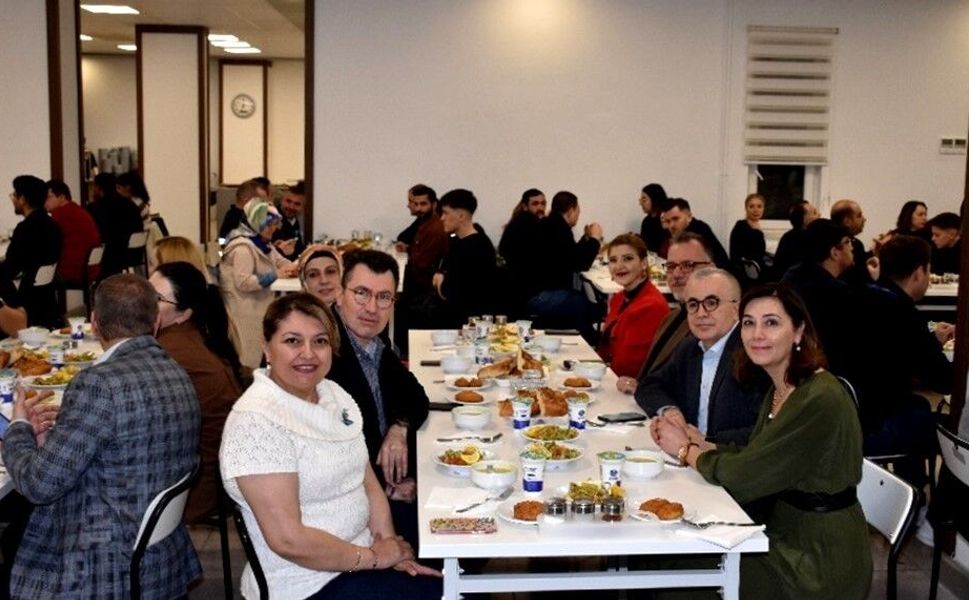 ESOGÜ Hastanesi'nde hastane personeli ve hasta yakınları iftarda bir araya geldi