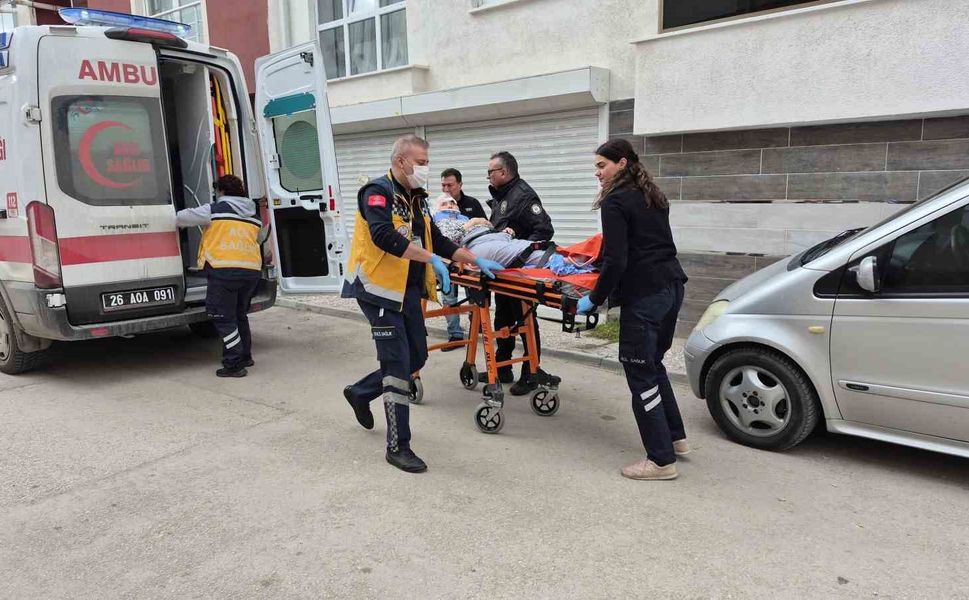 Evinde düşerek yaralanan yaşlı kadın dakikalarca yardım bekledi