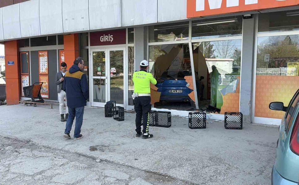 Fren yapmak yerine gaza basan otomobil süpermarkete girdi