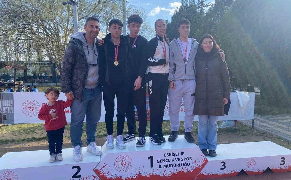 Genç atletler pistte kozlarını paylaştı