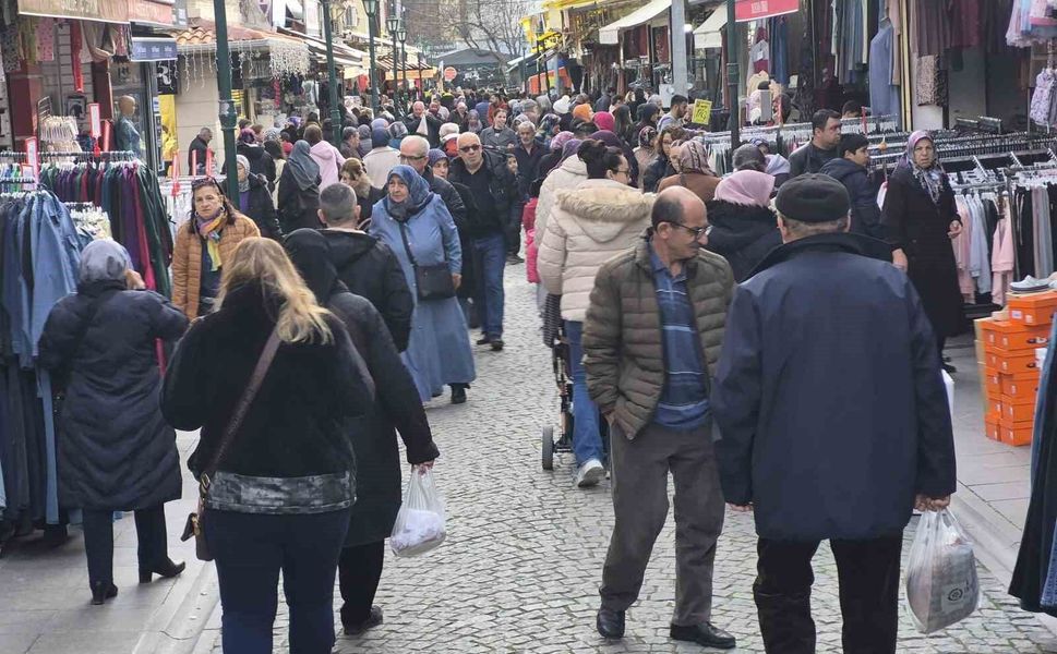 Güneşli havayı fırsat bilen vatandaşlar çarşıya akın etti