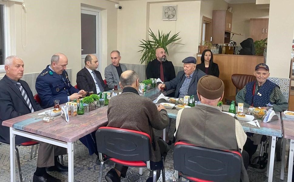 Huzurevi sakinleri bayramda unutulmadı