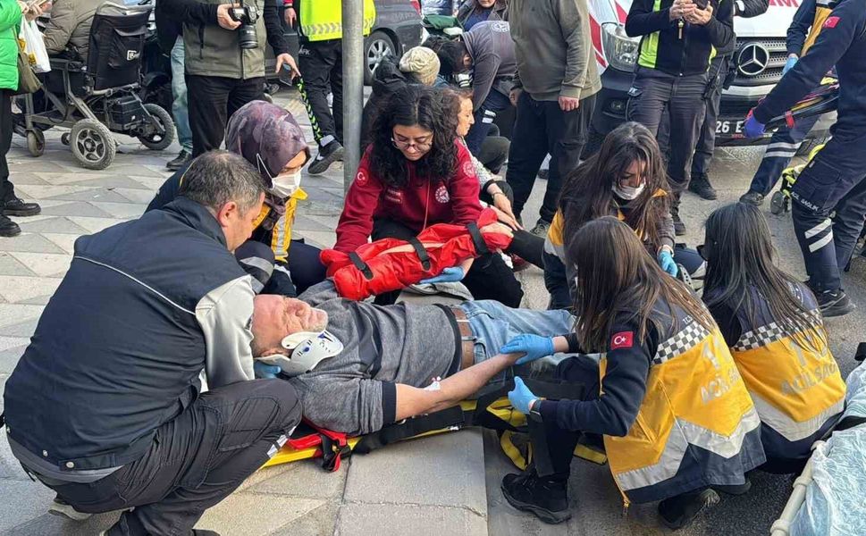 İki otomobil çarpıştı, savrulan araçlardan biri yayaların arasına daldı, 5 yaralı