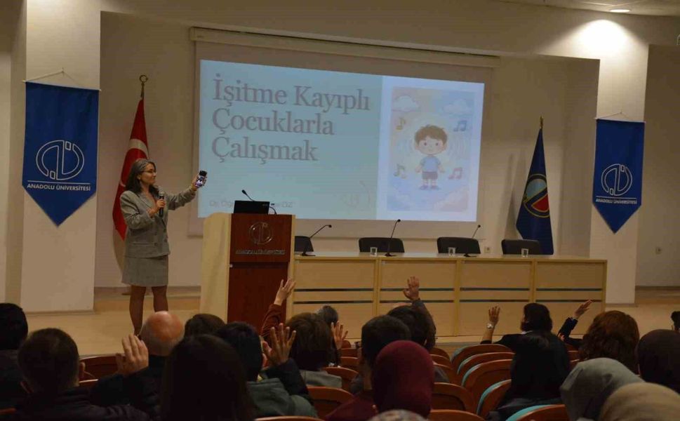 'İşitme Kayıplı Çocuklarla Çalışma' semineri