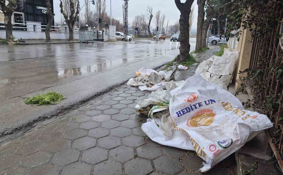 Kaldırımları çöplük gibi kullanıyorlar