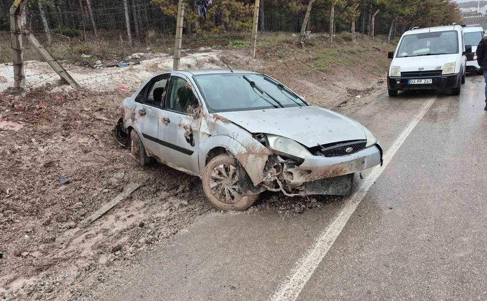 Kontrolden çıkan otomobil yol kenarına savruldu: 3 yaralı