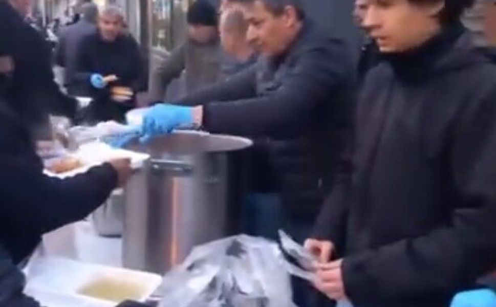 Mahalleli kendi imkanlarıyla bin kişiye iftar verdi