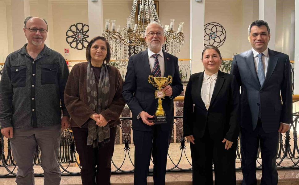 Masa tenisi turnuvasında dereceye giren sağlık personeline tebrik