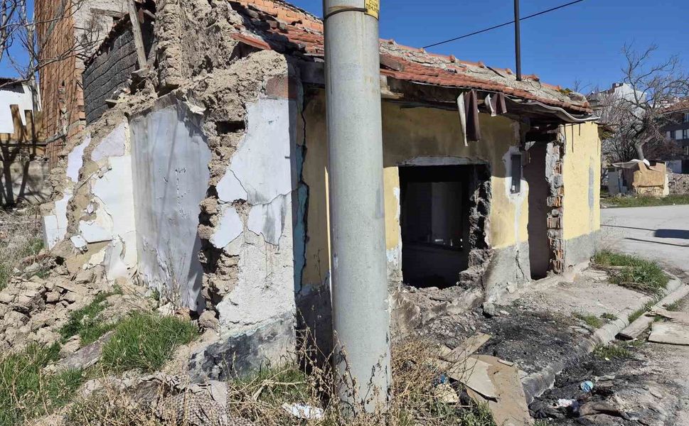 Metruk evler çevreye tehlike saçıyor