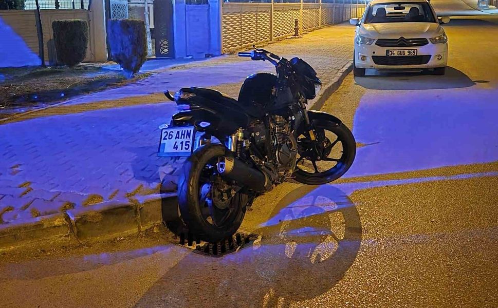 Motosiklet, servis aracı ile çarpıştı: 2 yaralı