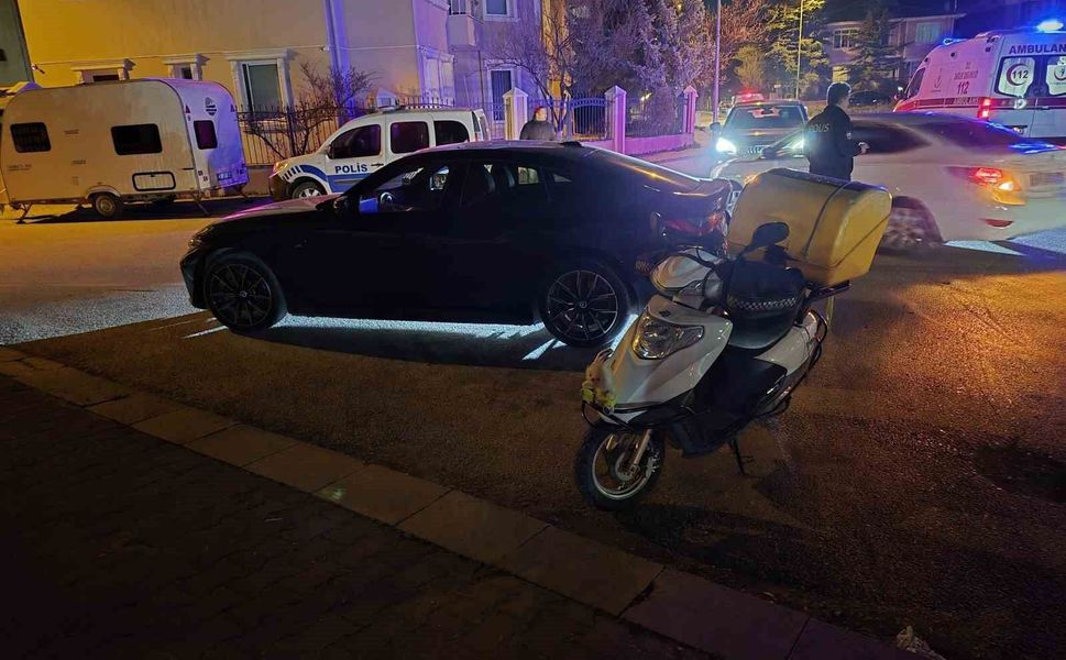 Önüne araç çıkınca motosikleti deviren kurye yaralandı