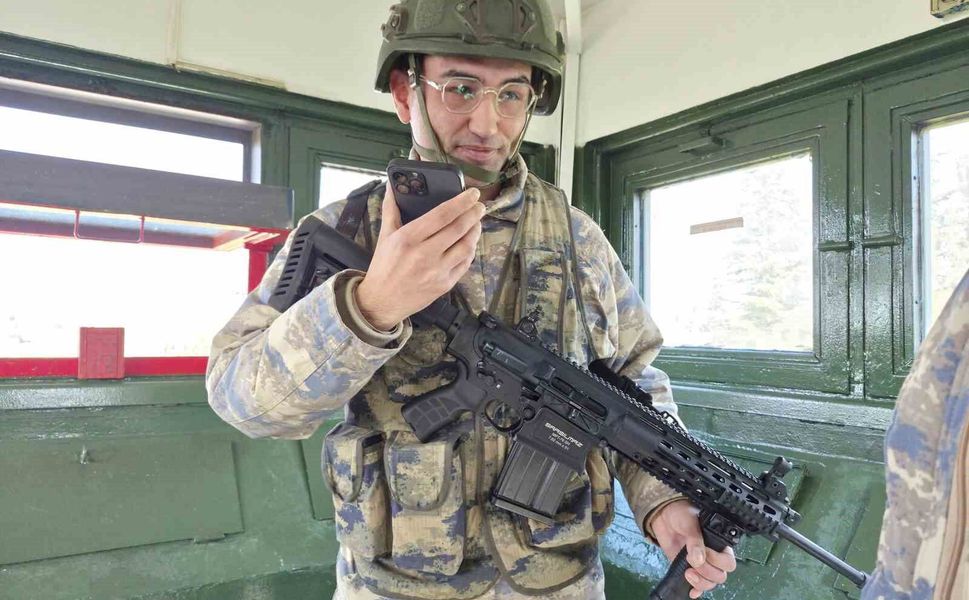 Telefondan annesiyle bayramlaşan Mehmetçik'in duygu dolu anları