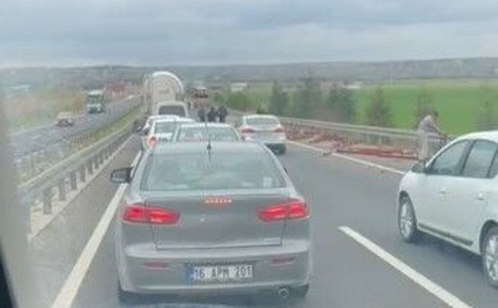 Tırda yüklü olan profil demirler yola savruldu, arkadaki araç zarar gördü