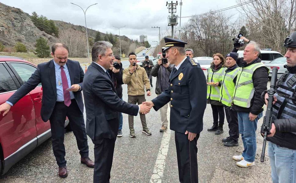 Vali Yılmaz, görev başındaki polis ve jandarma ile bayramlaştı
