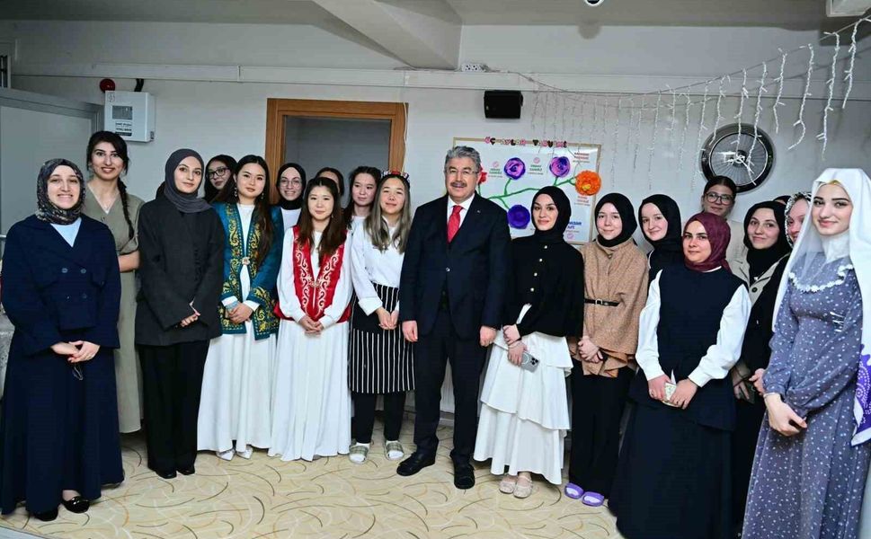 Vali Yılmaz, kız yurdunda kalan uluslararası öğrencilerle iftar yaptı