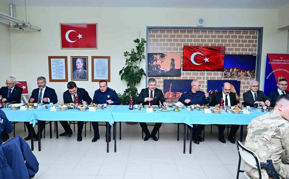 Vali Yılmaz, vatani görevini yapan er ve erbaşlar ile iftar yaptı