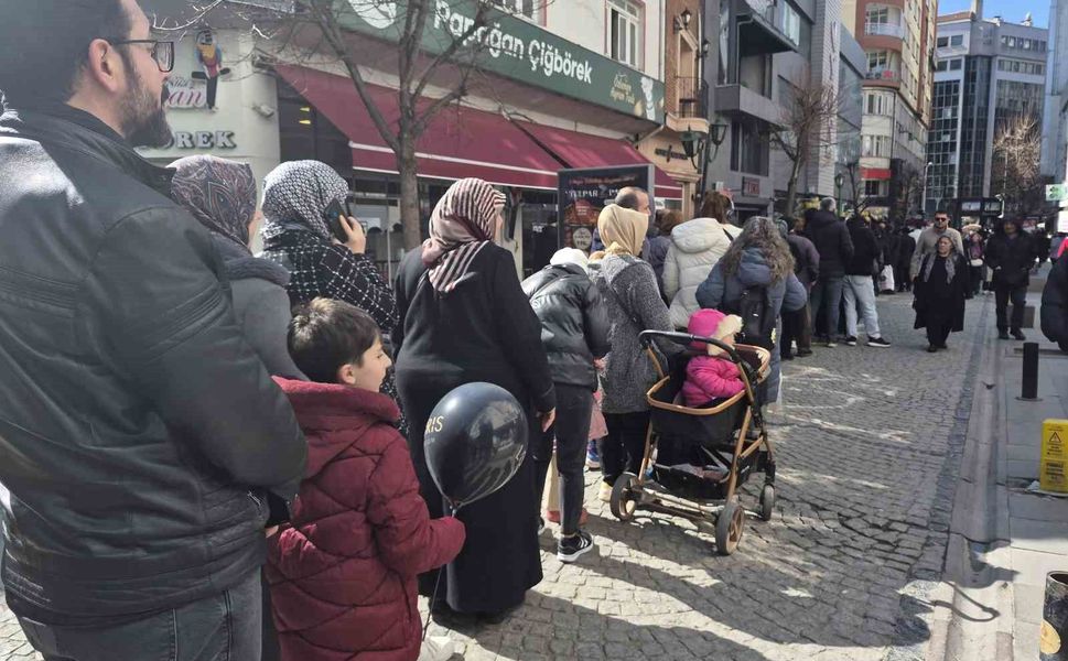 Vatandaşlar indirim için metrelerce kuyruk oluşturdu