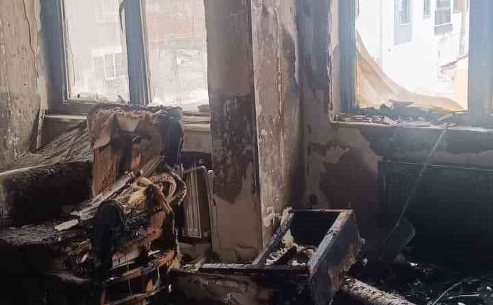 Yangında dumandan etkilenen 3 kişi hastaneye kaldırıldı